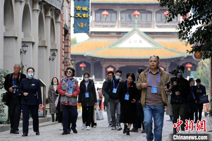 10月18日，“千年運(yùn)河千里行”暨“愛上大運(yùn)河”活動的中外媒體記者參觀臺兒莊古城。　沙見龍 攝