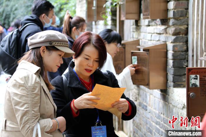 10月18日，“千年運(yùn)河千里行”暨“愛上大運(yùn)河”活動的中外媒體記者參觀臺兒莊古城?！∩骋婟?攝