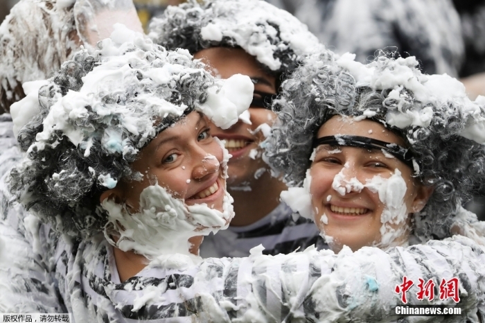 開學(xué)狂歡！英國(guó)大學(xué)新生展開“泡沫大戰(zhàn)”
