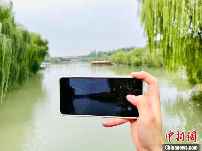 游客記錄瘦西湖風(fēng)景。　張煜歡 攝