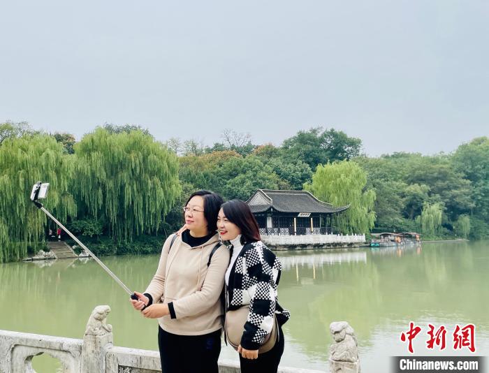 游客在瘦西湖合影留念?！堨蠚g 攝