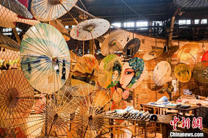 廟會現(xiàn)場傳統(tǒng)傘藝展示?！≈鬓k方 供圖