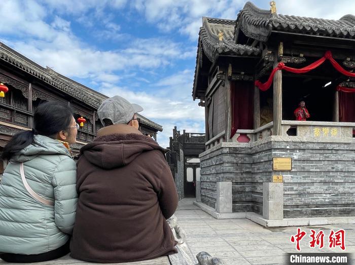 游客在臺(tái)兒莊古城欣賞戲曲演出?！堨蠚g 攝