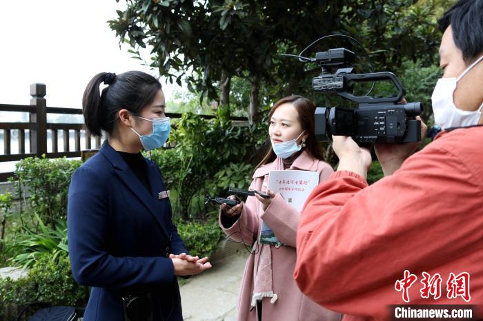 <a target='_blank' href='http://www.chinanews.com/'>中新社</a>記者在運(yùn)河邊采訪趙雅樂?！∩骋婟?攝