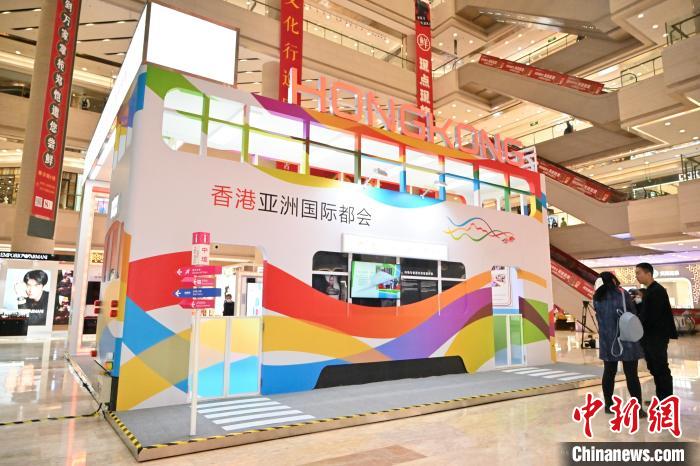 10月22日，內(nèi)蒙古自治區(qū)呼和浩特市，觀眾參觀香港非物質(zhì)文化遺產(chǎn)展?！⑽娜A 攝