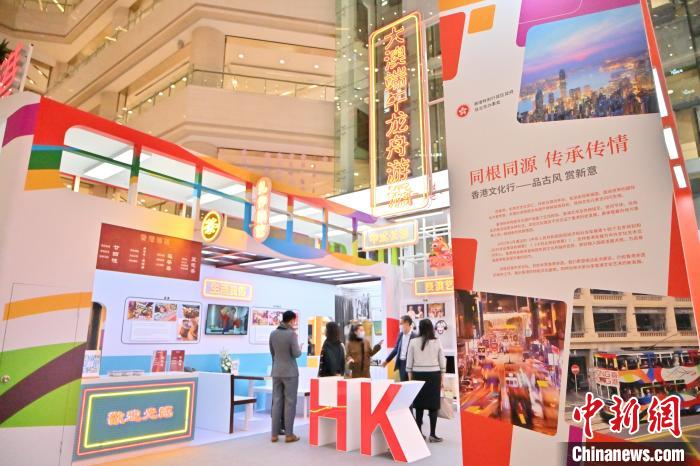 10月22日，內(nèi)蒙古自治區(qū)呼和浩特市，觀眾參觀香港非物質(zhì)文化遺產(chǎn)展?！⑽娜A 攝
