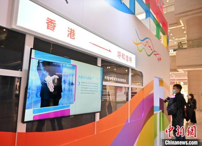 10月22日，觀眾參觀香港非物質(zhì)文化遺產(chǎn)展。　劉文華 攝