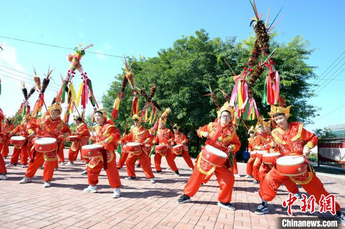 河北省隆堯縣千戶營鄉(xiāng)招子鼓廣場上，隆堯縣滏陽中學(xué)的學(xué)生們在練習(xí)招子鼓?！《虐貥?攝