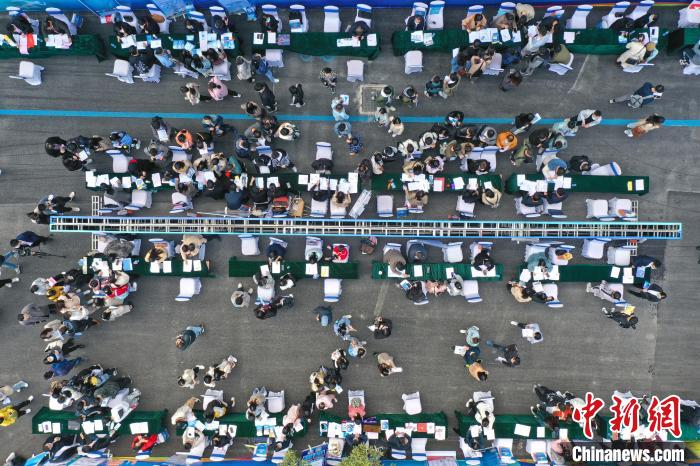 圖為航拍下的南昌大學(xué)前湖校區(qū)校園招聘活動(dòng)戶外現(xiàn)場(chǎng)?！⒄祭?攝