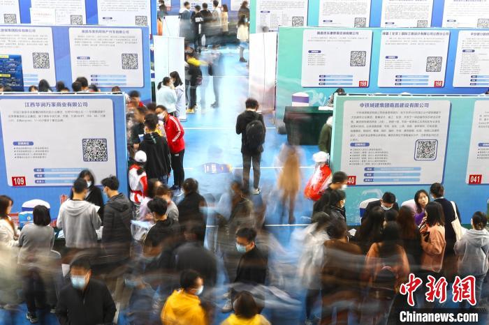 圖為南昌大學(xué)前湖校區(qū)校園招聘活動(dòng)現(xiàn)場(chǎng)，求職的學(xué)生人潮涌動(dòng)?！⒄祭?攝