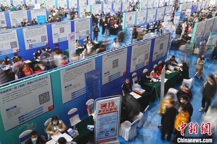 圖為南昌大學(xué)前湖校區(qū)校園招聘活動(dòng)現(xiàn)場(chǎng)，求職的學(xué)生人潮涌動(dòng)。　劉占昆 攝