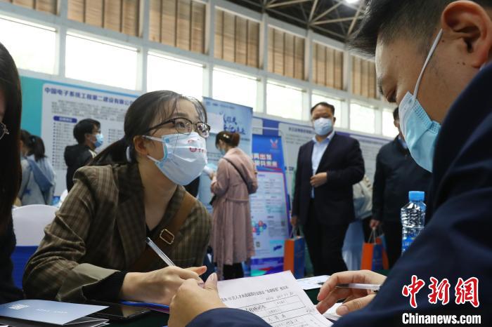 圖為南昌大學(xué)前湖校區(qū)校園招聘活動(dòng)現(xiàn)場(chǎng)，一名大學(xué)生正在求職現(xiàn)場(chǎng)填寫報(bào)名表。　劉占昆 攝