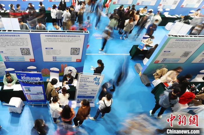 圖為南昌大學(xué)前湖校區(qū)校園招聘活動(dòng)現(xiàn)場(chǎng)，求職的學(xué)生人潮涌動(dòng)?！⒄祭?攝