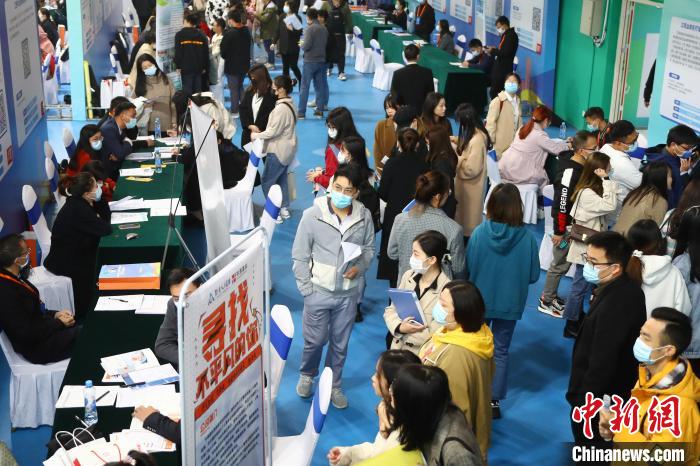 圖為南昌大學(xué)前湖校區(qū)校園招聘活動(dòng)現(xiàn)場(chǎng)的求職人員?！⒄祭?攝