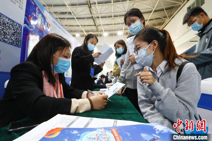 圖為南昌大學(xué)前湖校區(qū)校園招聘活動(dòng)現(xiàn)場(chǎng)，求職學(xué)生正在咨詢就業(yè)相關(guān)內(nèi)容?！⒄祭?攝