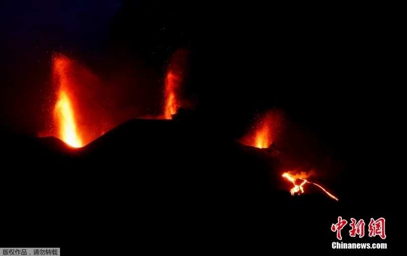 西班牙火山噴發(fā)無停止跡象 民眾聚集圍觀