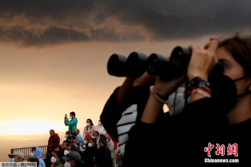 西班牙火山噴發(fā)無停止跡象 民眾聚集圍觀