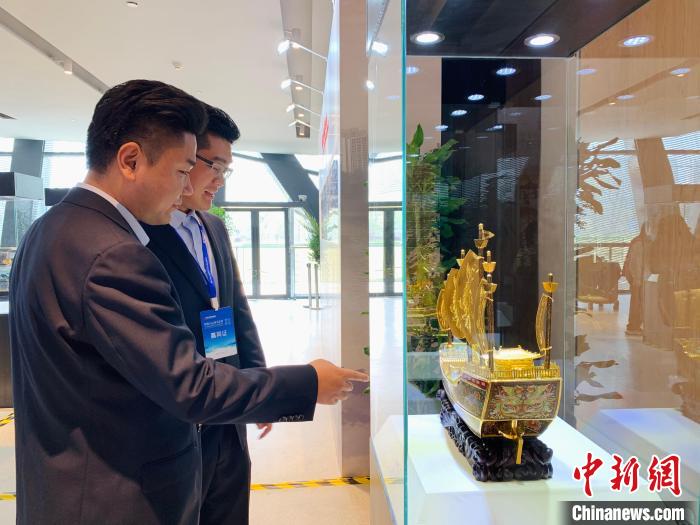 觀眾參觀北京展品?！」溻?攝