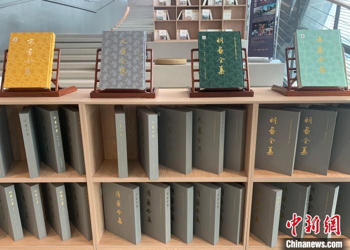 杭州展品《中國歷代繪畫大系》?！」溻?攝