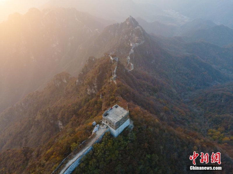 航拍箭扣長(zhǎng)城深秋風(fēng)光 層林盡染滿山紅