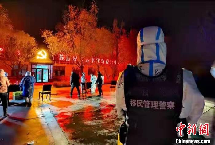 圖為戰(zhàn)疫中的移民管理警察?！⊥跽窈?攝