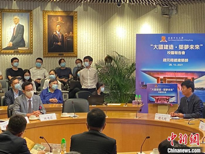 趙元超(右)與中大老師交流?！∥喝A都 攝