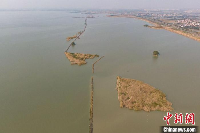 碧波蕩漾的長蕩湖，魚肥蟹美，盛產金蟹、青蝦等?！°蟛?攝