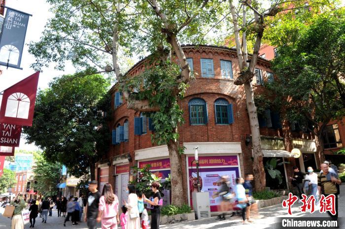 圖為市民在福州煙臺山商業(yè)漫步街區(qū)一期逛街游玩?！埍?攝