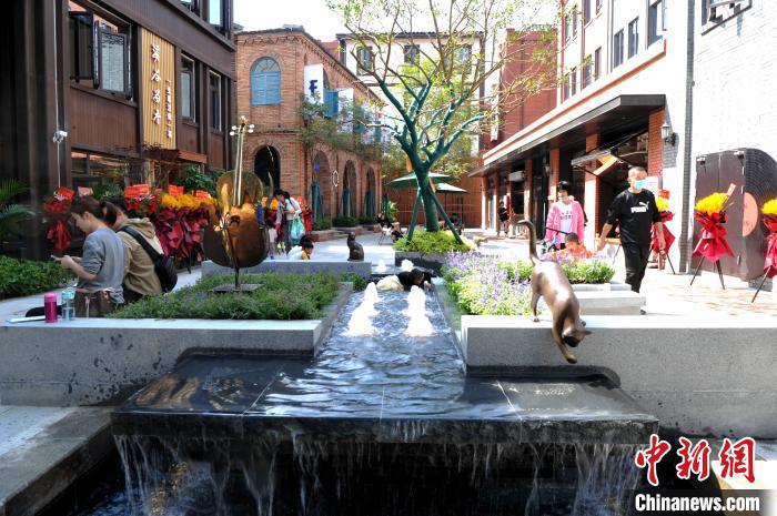 圖為改造煥新后的福州煙臺山商業(yè)漫步街區(qū)一期開街。　張斌 攝