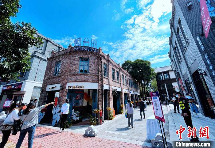 圖為市民在福州煙臺山商業(yè)漫步街區(qū)一期逛街游玩。　張斌 攝