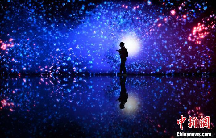 圖為：參觀者在體驗絢麗的光影互動裝置?！⊥鮿?攝