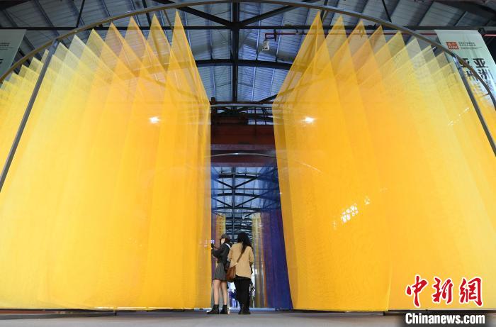 圖為：藝術(shù)裝置《永恒之光》吸引參觀者。　王剛 攝