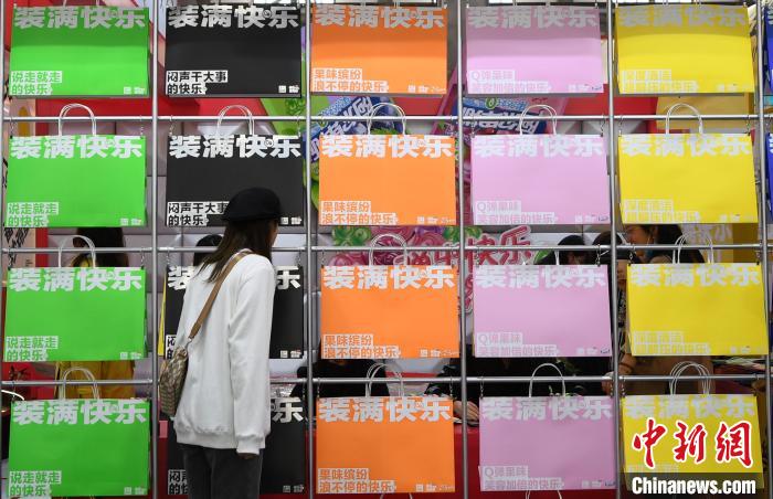圖為：參觀者在“快樂大賣場”駐足觀看設(shè)計獨(dú)特的手提袋?！⊥鮿?攝