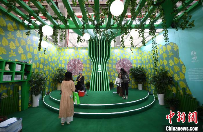 圖為：展覽現(xiàn)場的劇本游戲吸引參觀者。　王剛 攝