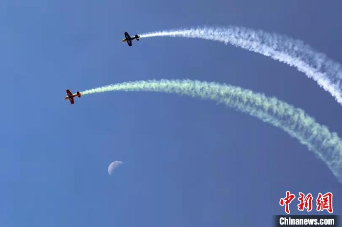 圖為開幕式現(xiàn)場飛行表演?！±钪腥A 攝