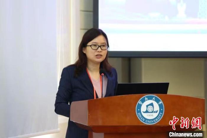 暨南大學(xué)經(jīng)濟(jì)學(xué)院副院長鐘韻教授發(fā)言?！◆吣洗髮W(xué)供圖