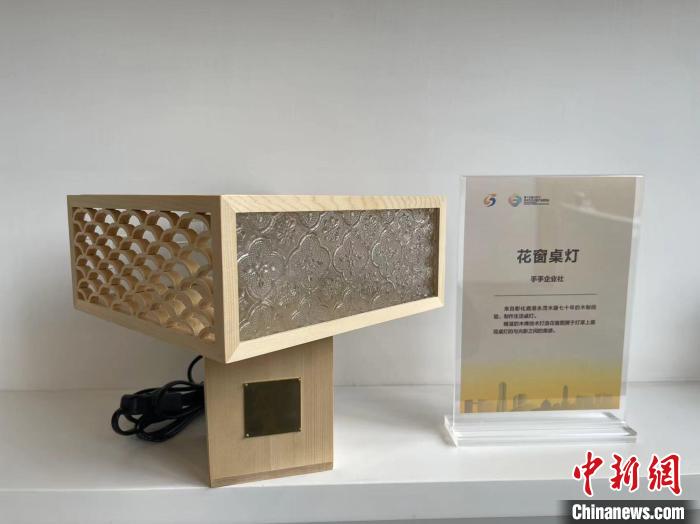 開幕式現(xiàn)場(chǎng)進(jìn)行的部分文創(chuàng)產(chǎn)品展示?！⊥τ?攝