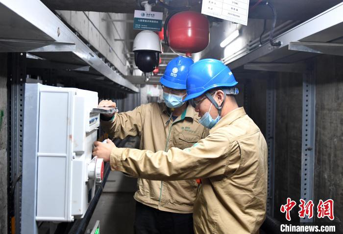 雄安新區(qū)綜合管廊首批電力艙線纜投入運(yùn)行?！№n冰 攝