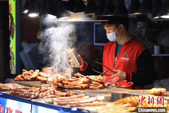 11月5日，撈沙巷內的攤主在制作美食?！■暮陚?攝