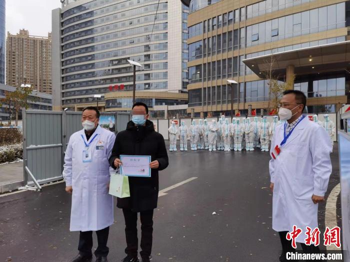 圖為身著蘭大二院院長于博棉襖的出院患者與院長合影。　張婧 攝