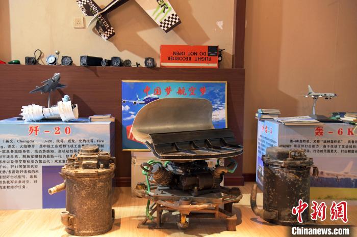 圖為張長生收藏的飛機部件?！V和 攝