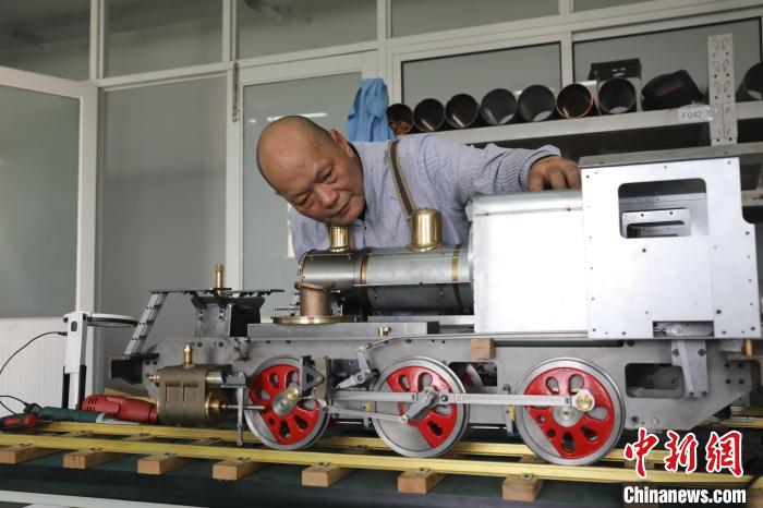 陸繼明被譽(yù)為國內(nèi)蒸汽小火車制造第一人。　申海 攝
