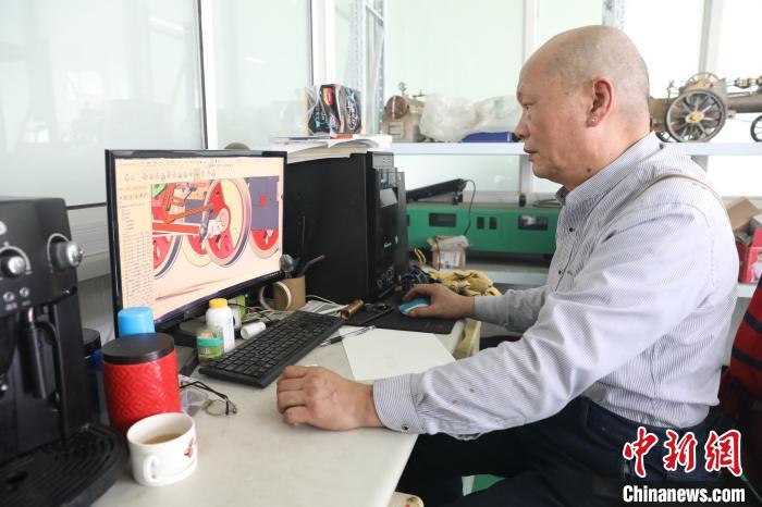 老陸60多頭才開始學(xué)習(xí)在電腦上進(jìn)行機(jī)械制圖，如今已經(jīng)“玩”得很溜。　申海 攝