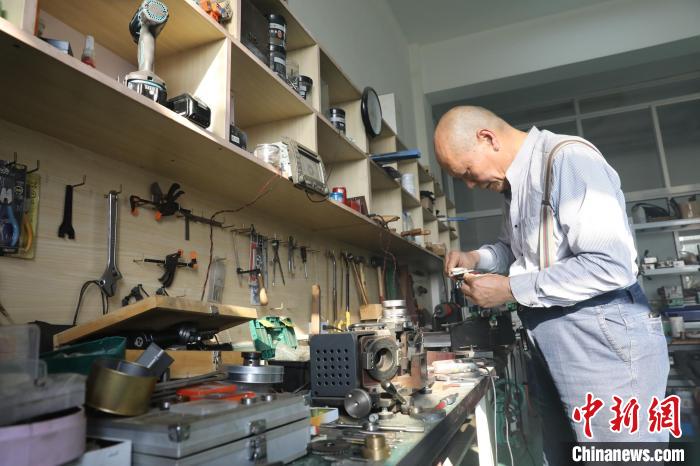 2000多個(gè)零件，除了鉚釘之外，均是老陸手工打造?！∩旰?攝