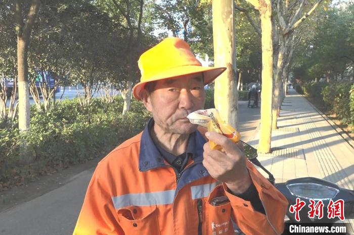 環(huán)衛(wèi)工人吃上熱早餐?！埧?攝