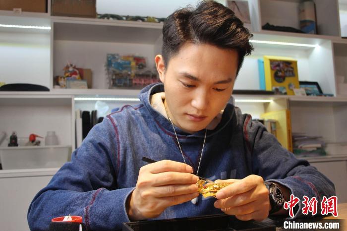 呂紀凱正在制作古風首飾?！≮w曉 攝