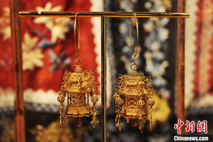 呂紀凱復(fù)刻的宮燈型耳飾?！≮w曉 攝