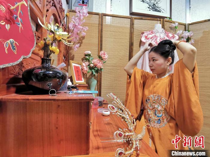 舒秋紅在梳妝鏡前裝扮古裝?！≮w曉 攝