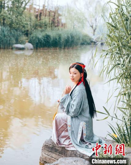 舒秋紅穿著漢服在湖邊留影?！≮w曉 攝