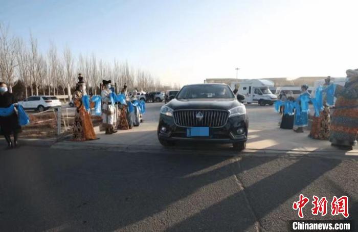 圖為滯留自駕游客解除健康監(jiān)測(cè)，踏上返程之路。　阿拉善高新技術(shù)產(chǎn)業(yè)開(kāi)發(fā)區(qū)供圖
